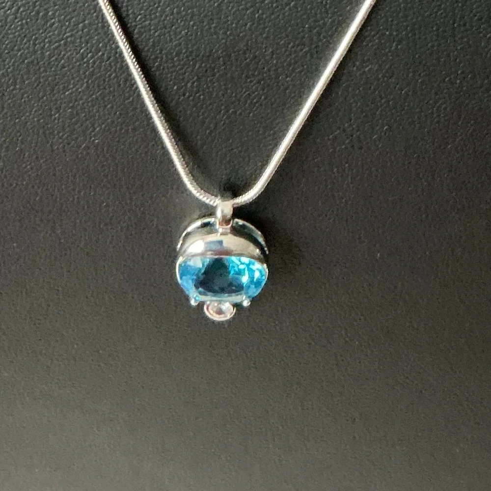 Blue Glass Stone Silver Tone Pendant Necklace - Picture 2 of 2
